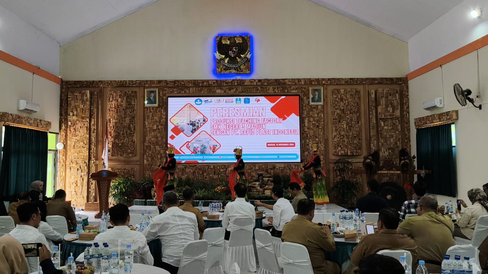 Read more about the article Peresmian Teaching Factory SMK Negeri 3 Madiun, Hadirkan Dinas Pendidikan, Tim Rappid Plastik, dan Sekolah dari Madiun dan Ngawi