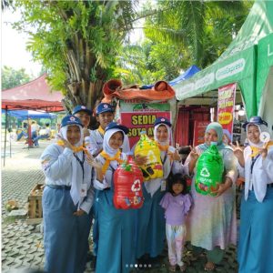 Read more about the article Kegiatan bakti masyarakat dari PMR Wira skima mengikuti salah satu acara Jumbara Ke III PMI Kota Madiun.